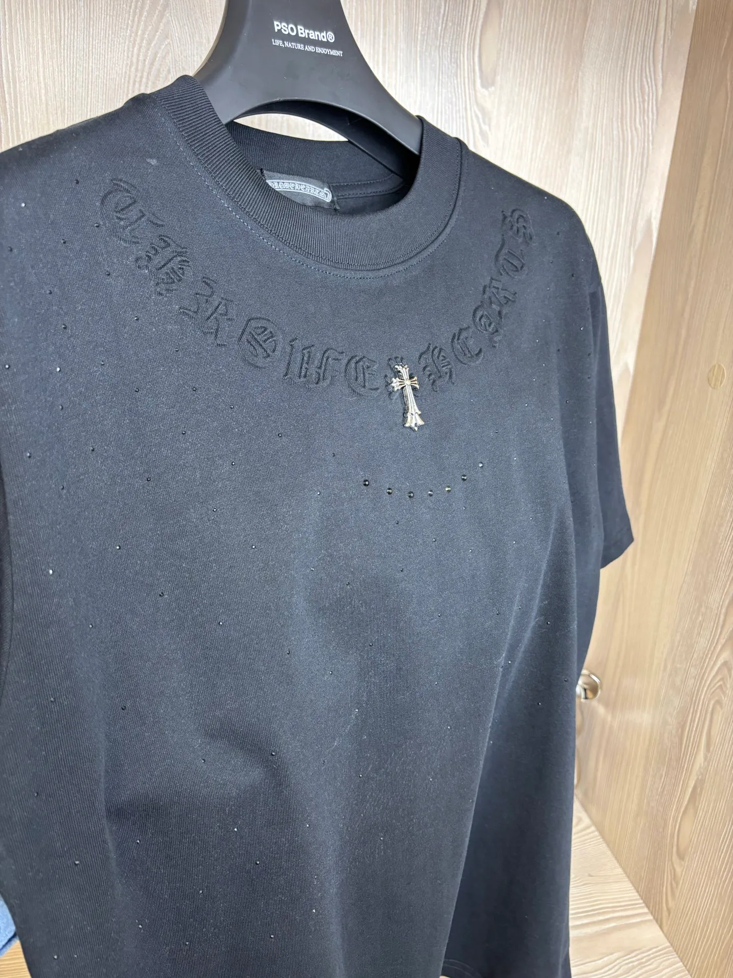 P150 Style number: DC 68# Chrome Hearts Chrome Hearts embossed logo on the chest + hot-drilled baby's breath short-sleeved T-shirt 280 grams of pure cotton double-sand fabric All fabrics have been shrunk in advance Quality first What you see is what you get The pattern will not change after one wash Distinguish some disposable clothes in the market Three labels Complete packaging All restored to the original version Customized Same style for men and women A more classic version The pattern is very unique 💕 Color: Black Size: S-XL (Picture 9⃣️Size chart)
